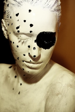 fine art photography,how to photograph creative portrait; white and black face mask