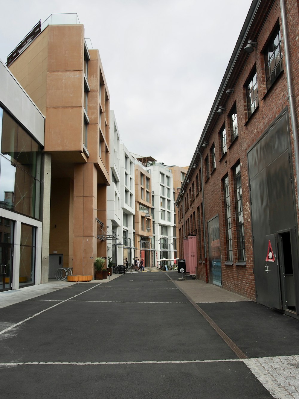 edificio in cemento marrone durante il giorno