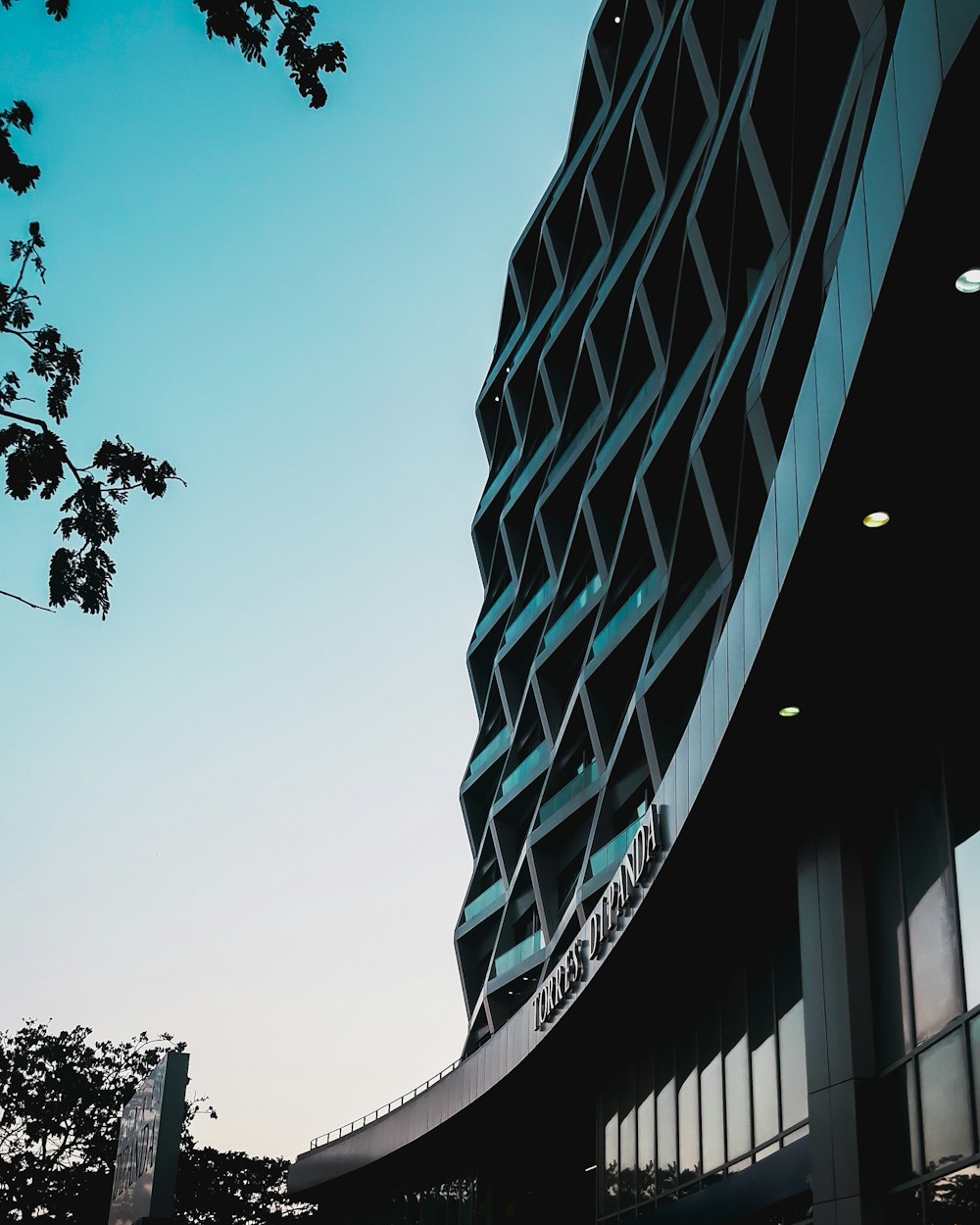 Edificio de hormigón blanco y negro