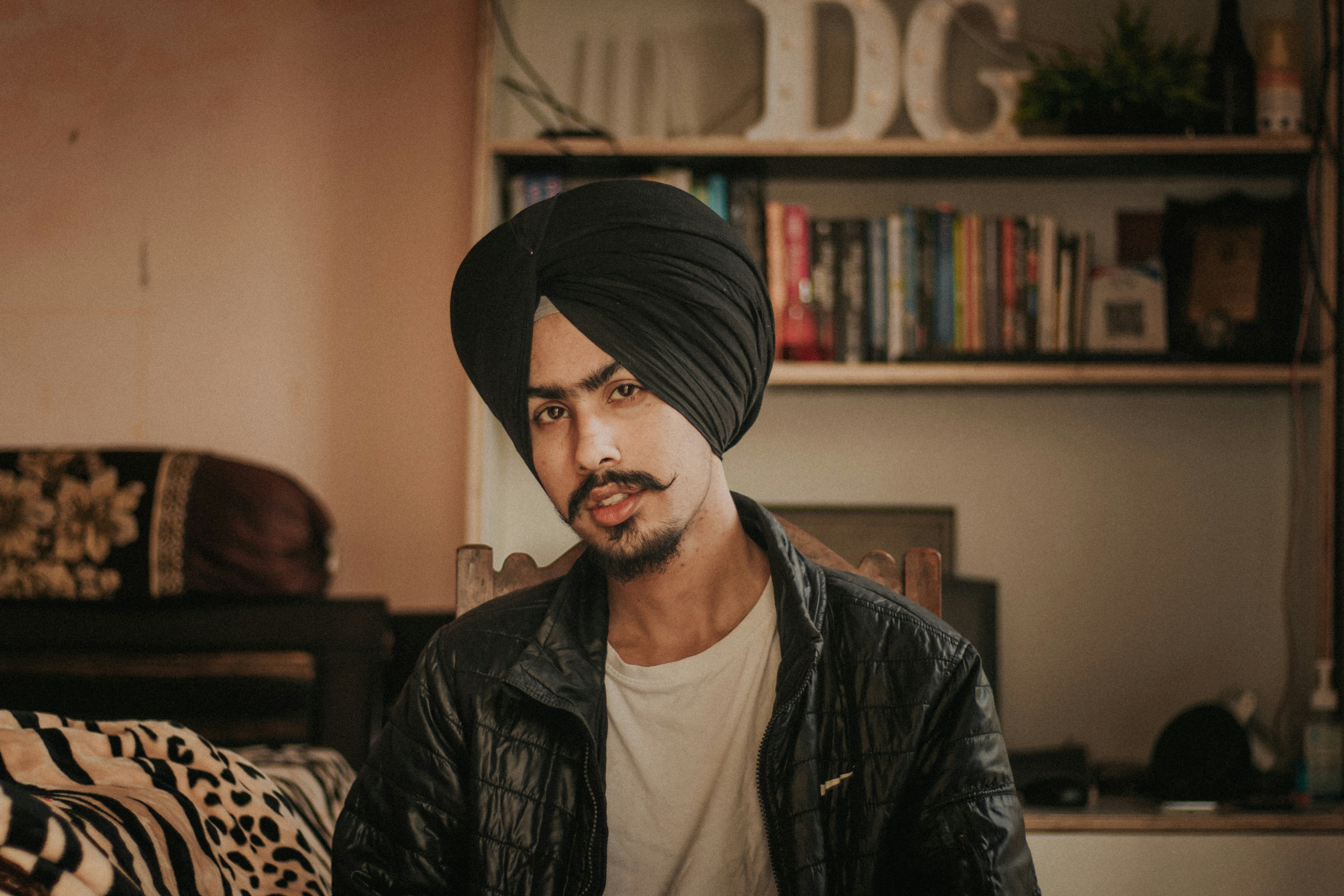 मुख्यमंत्री शिवराज सिंह चौहान गंभीर मुद्रा में मीडिया से बात करते हुए, संभवतः माफी मांगते हुए या स्थिति स्पष्ट करते हुए।