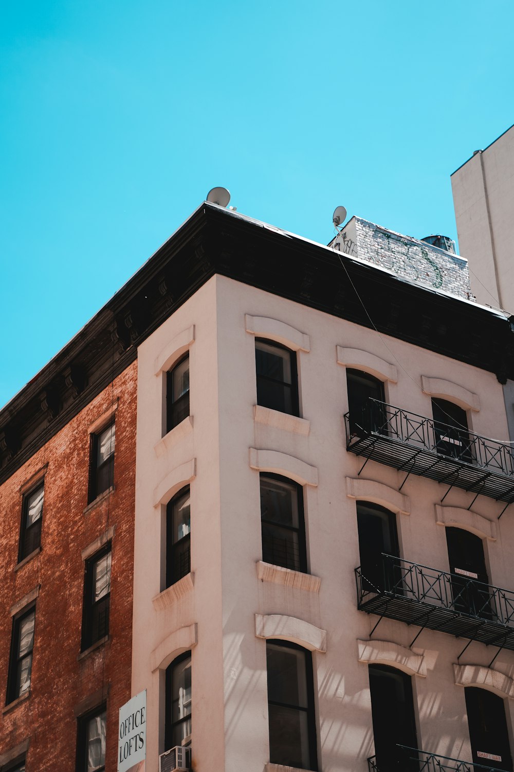 Edificio de hormigón marrón bajo el cielo azul durante el día