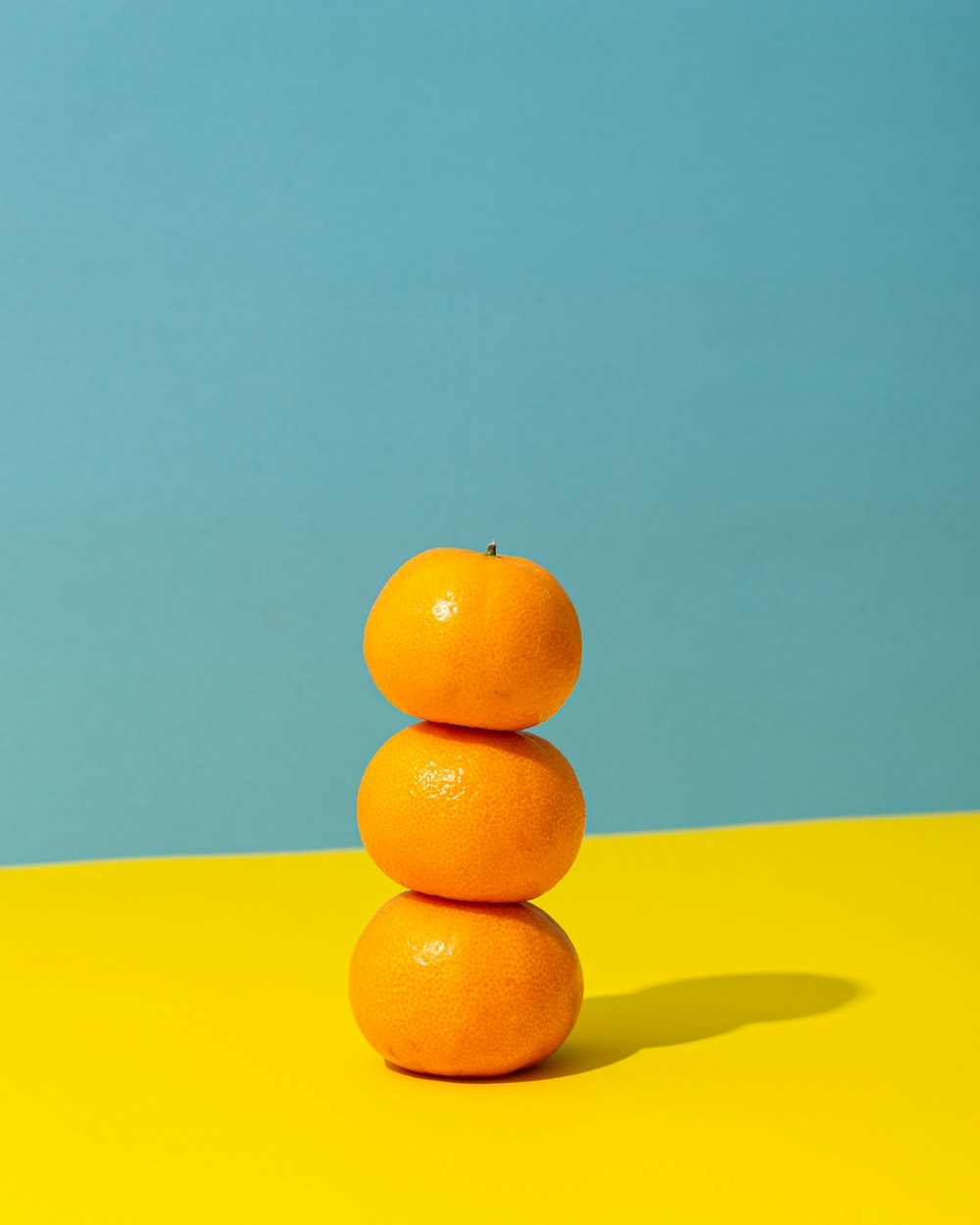 Fruit orange sur surface jaune