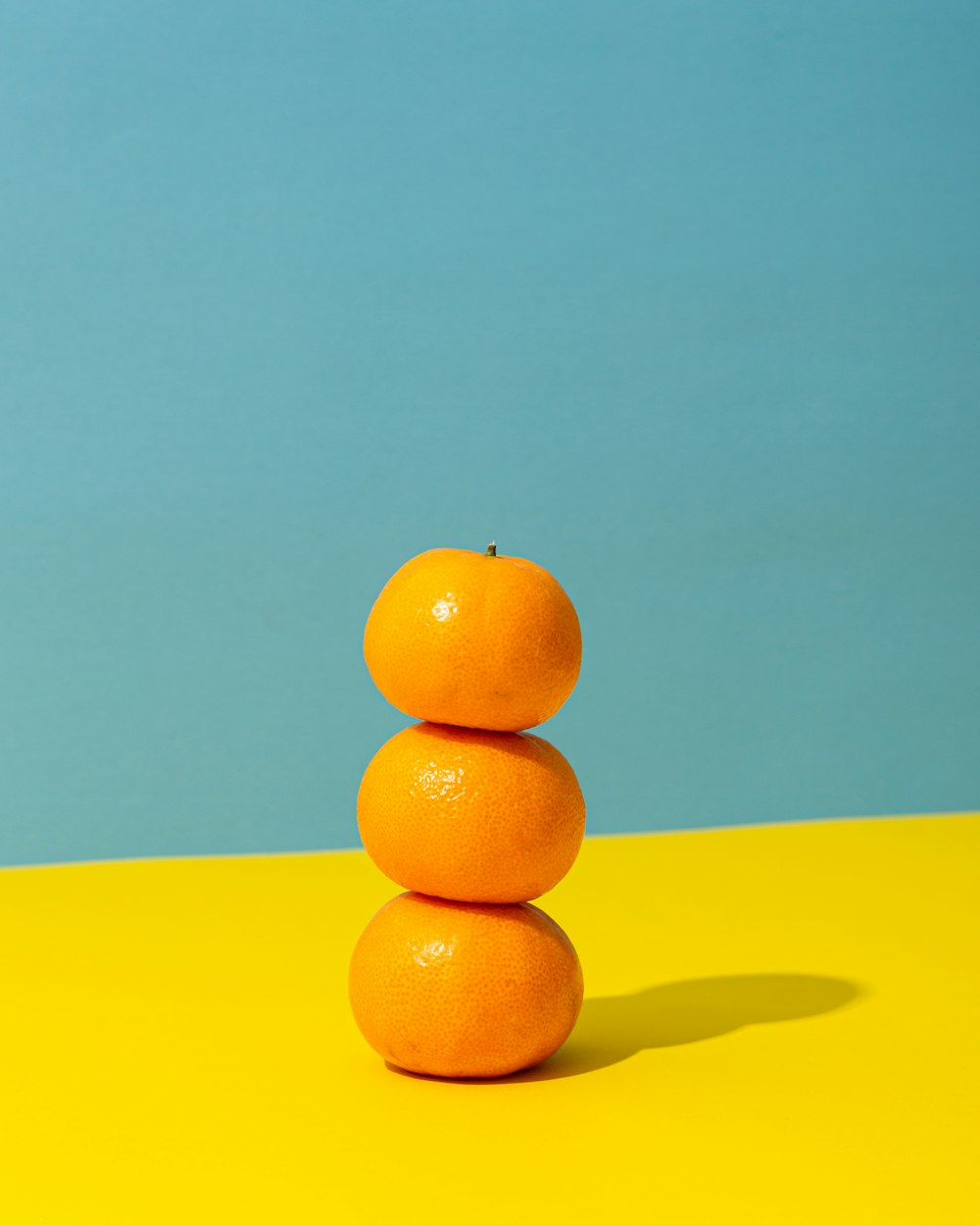黄色い表面にオレンジ色の果実