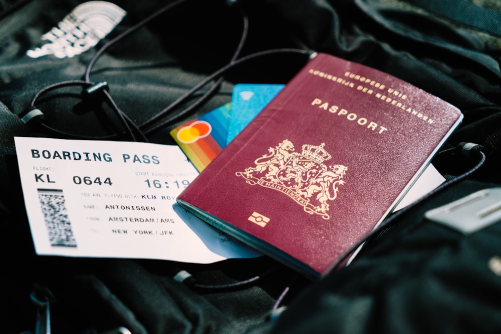 un passeport et une carte d’embarquement sont sur un sac
