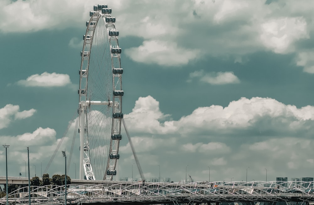 ponte bianco e grigio sotto il cielo nuvoloso durante il giorno