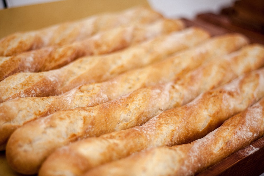 pane integrale su piatto di ceramica bianca