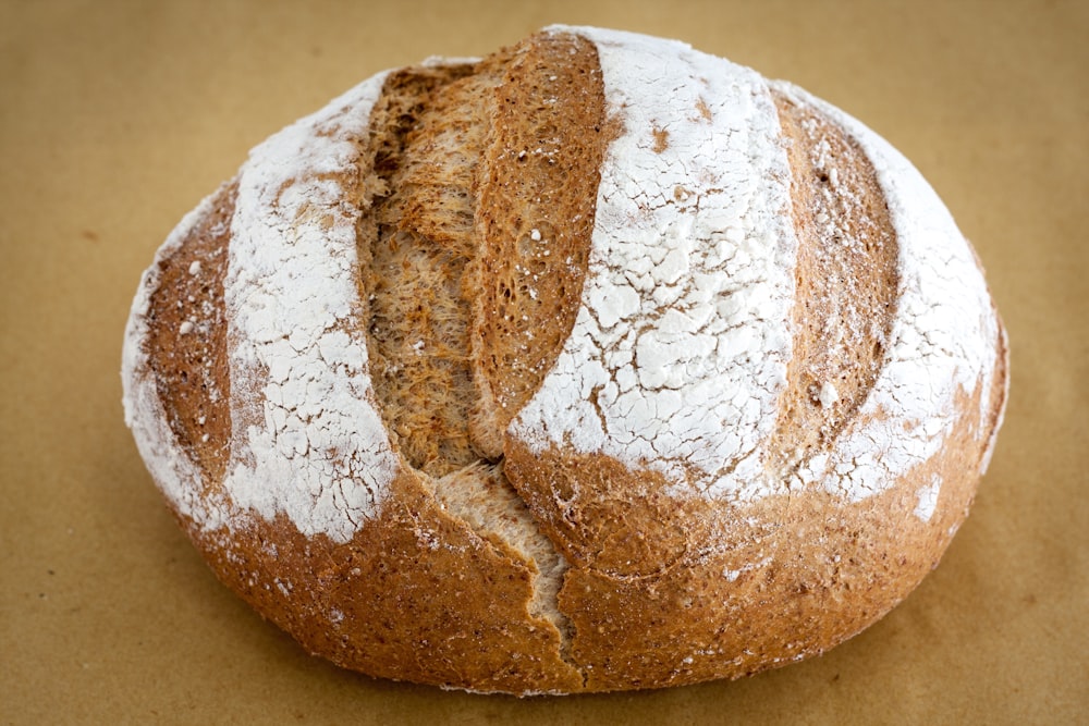 Pan integral sobre mesa blanca