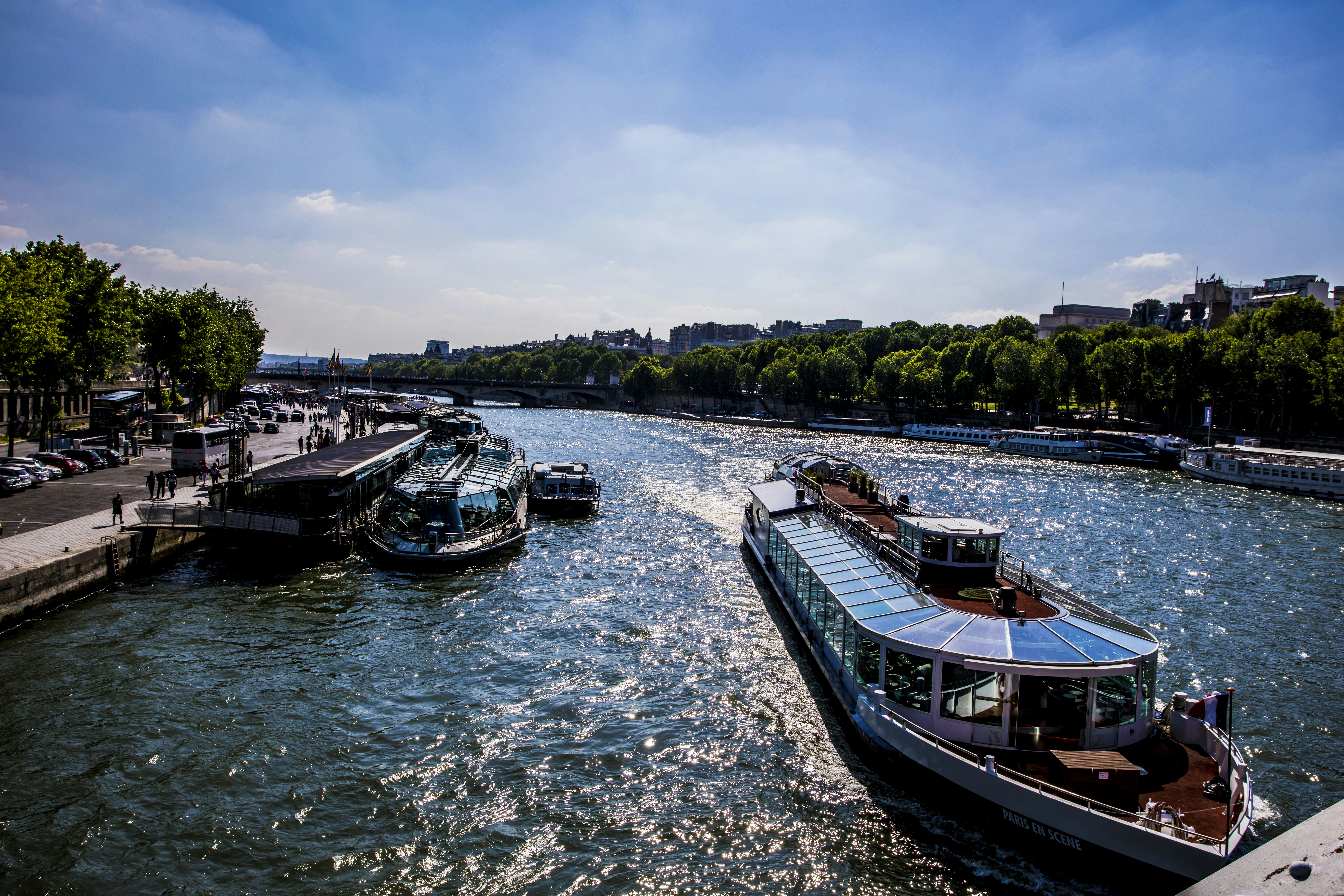 Uno de los barcos – restaurante de París, se pueden apreciar las mesas y butacas orientadas hacia las ventanas [Foto: Animesh Bhargava/Unsplash]