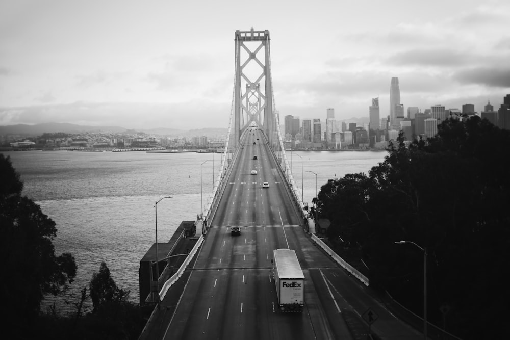 foto em tons de cinza da ponte sobre o corpo de água