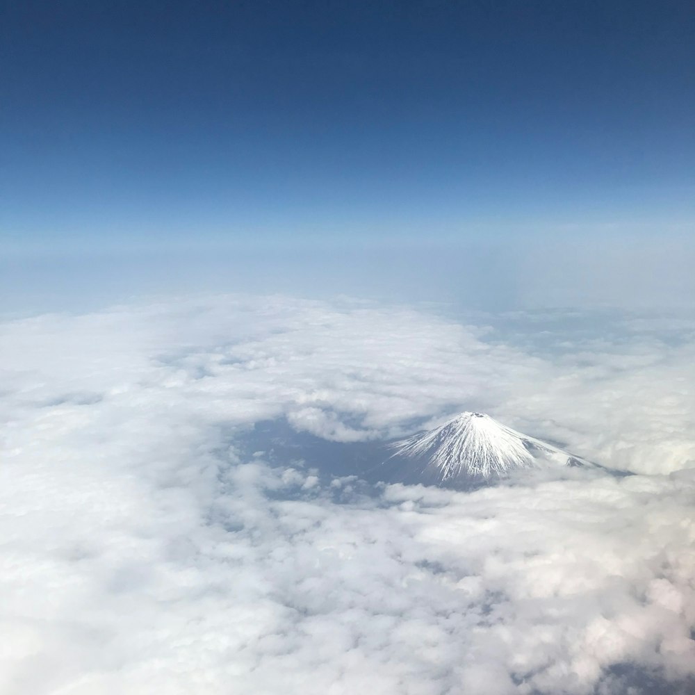 nubes blancas bajo el cielo azul durante el día