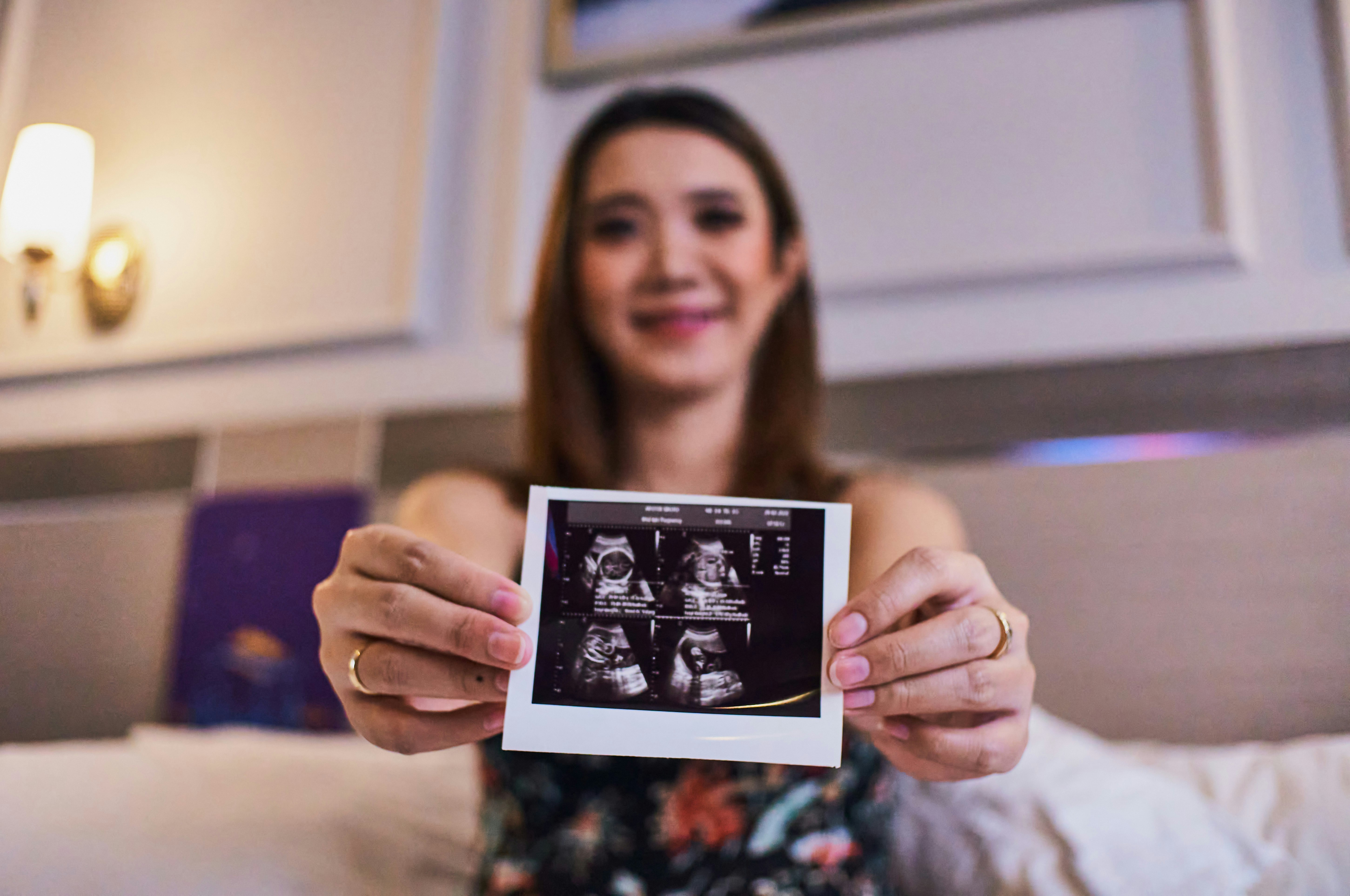 미즈톡톡 - woman holding a picture of a man and a woman