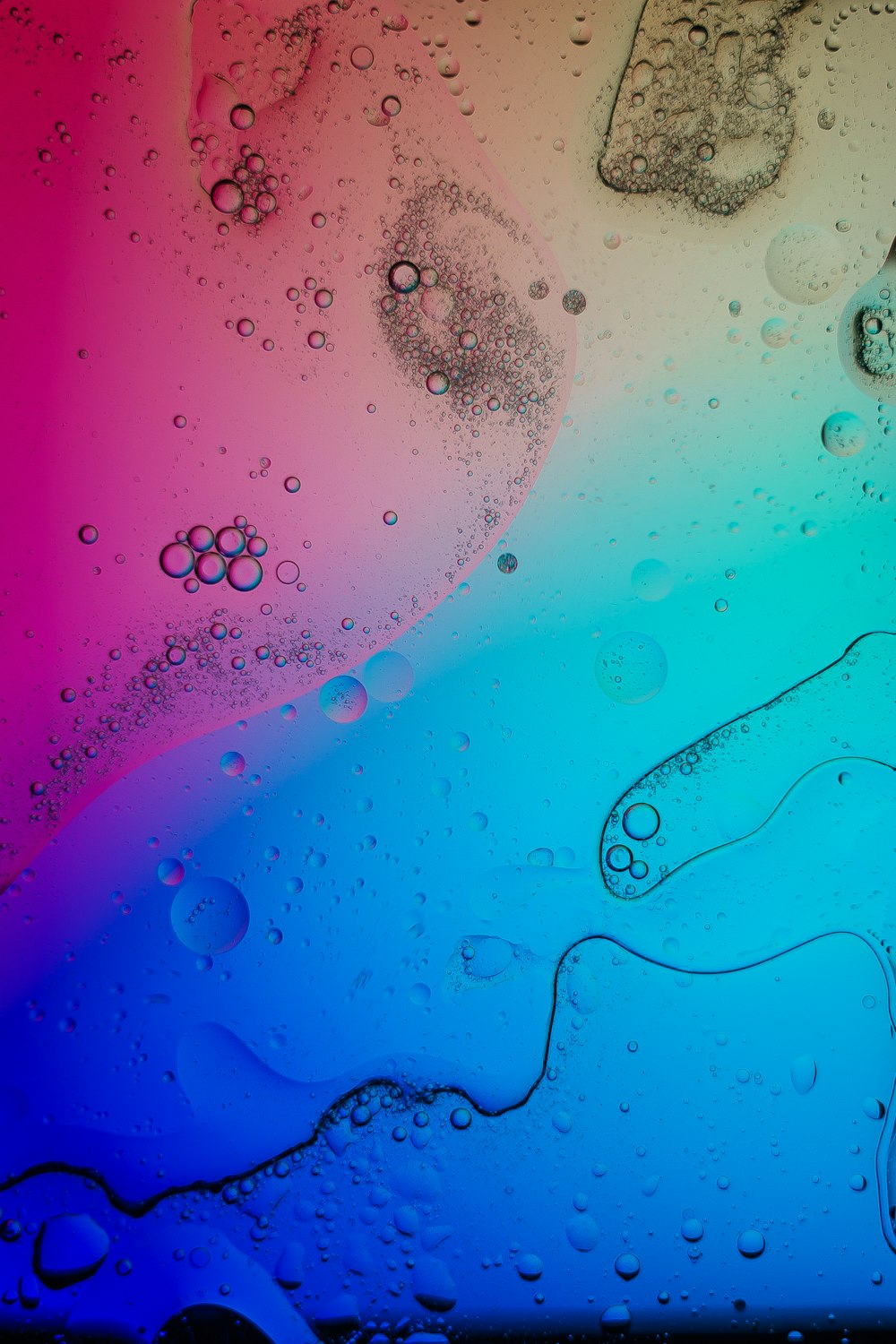 gouttelettes d’eau sur panneau de verre