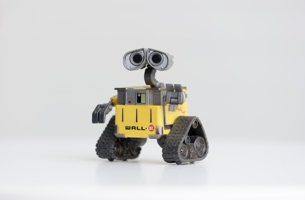 黄色と黒のロボット玩具