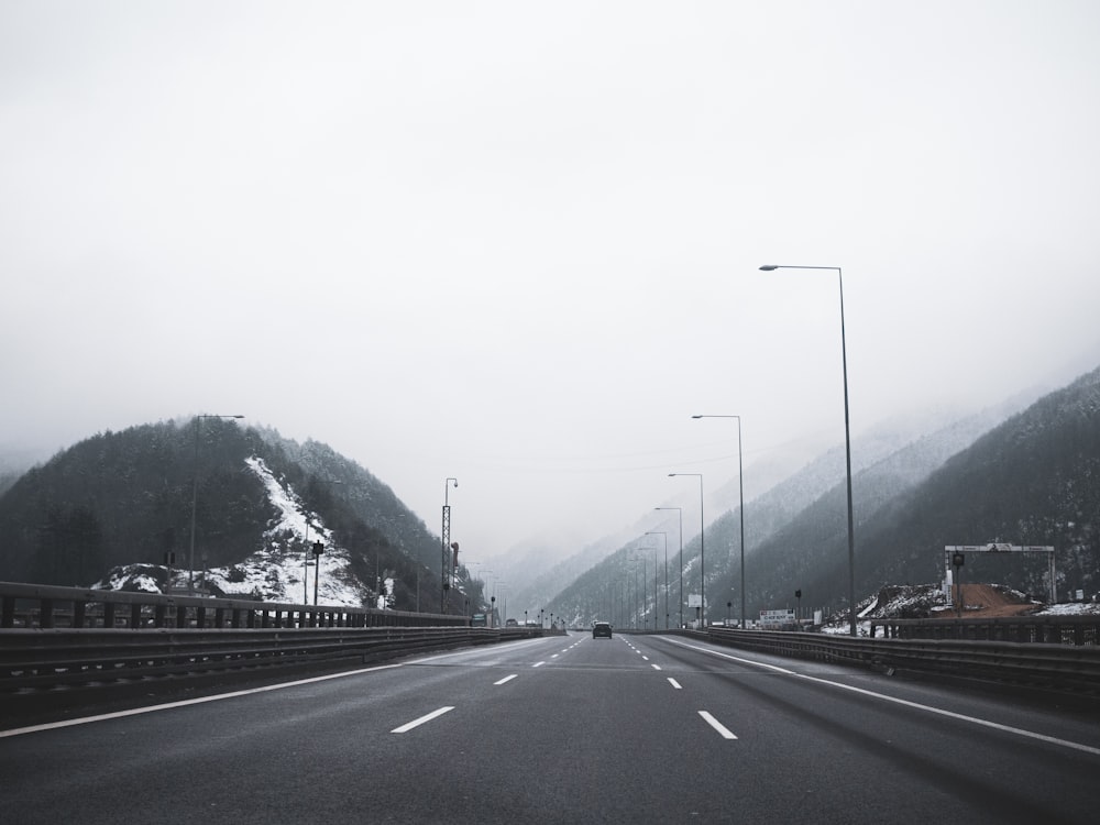 route goudronnée noire pendant la journée