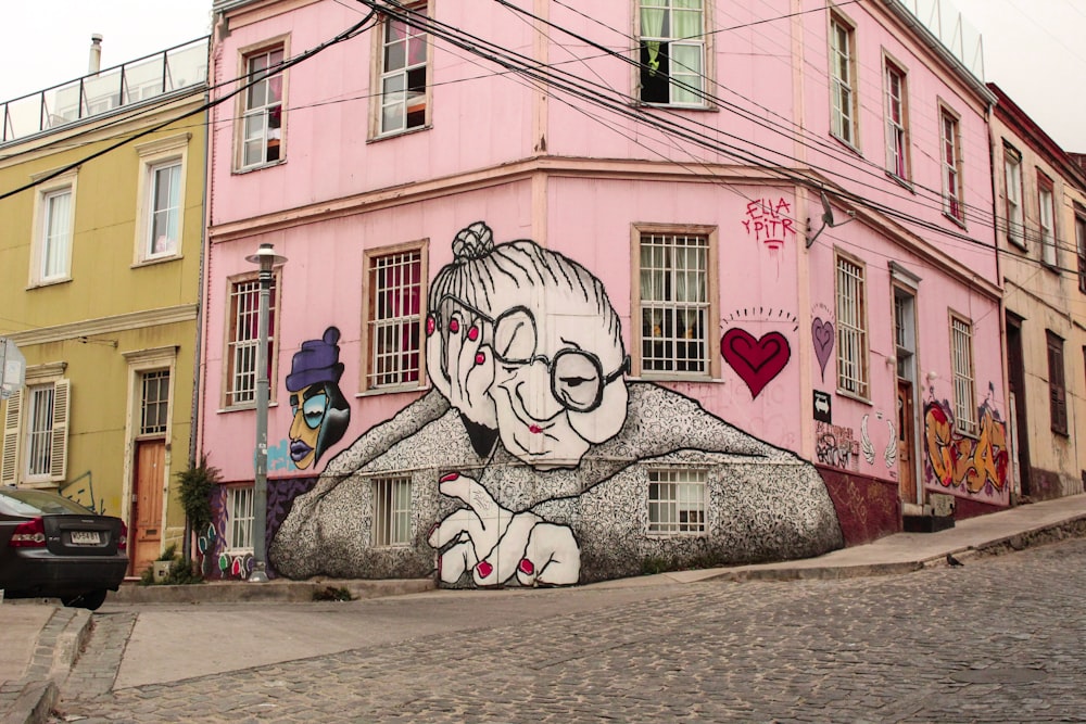 Edificio de hormigón rosa y blanco