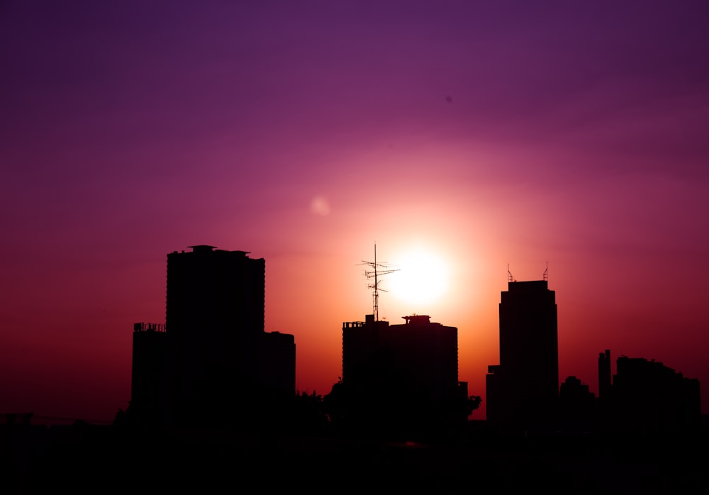 Silhouette des Gebäudes bei Sonnenuntergang