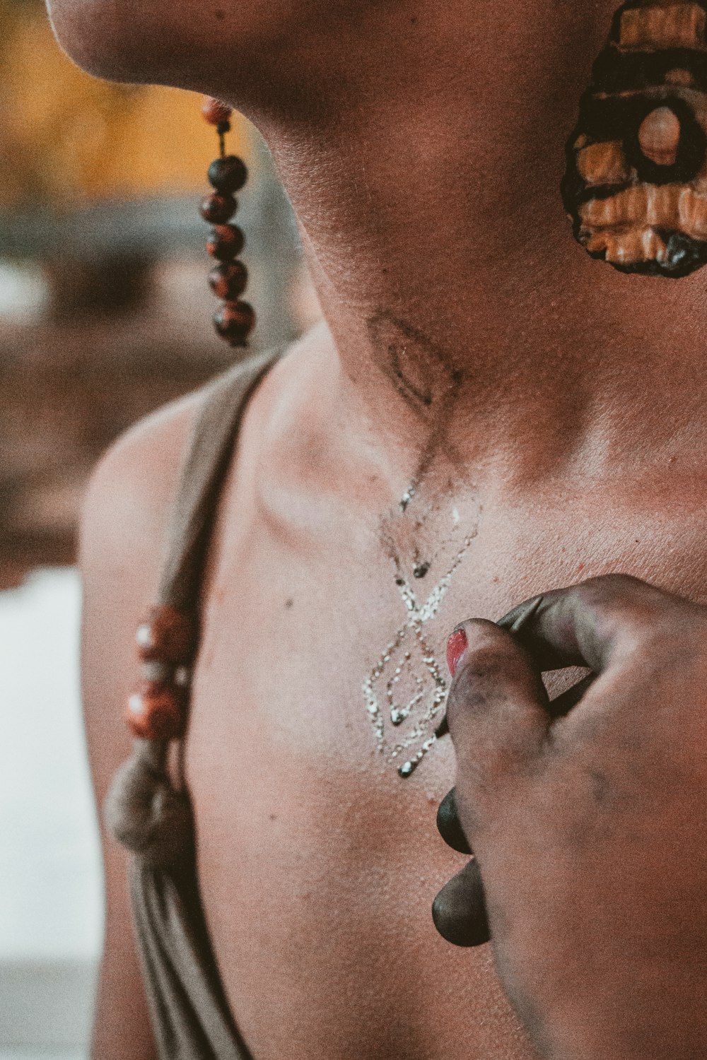 Femme portant un collier clouté en argent et diamants