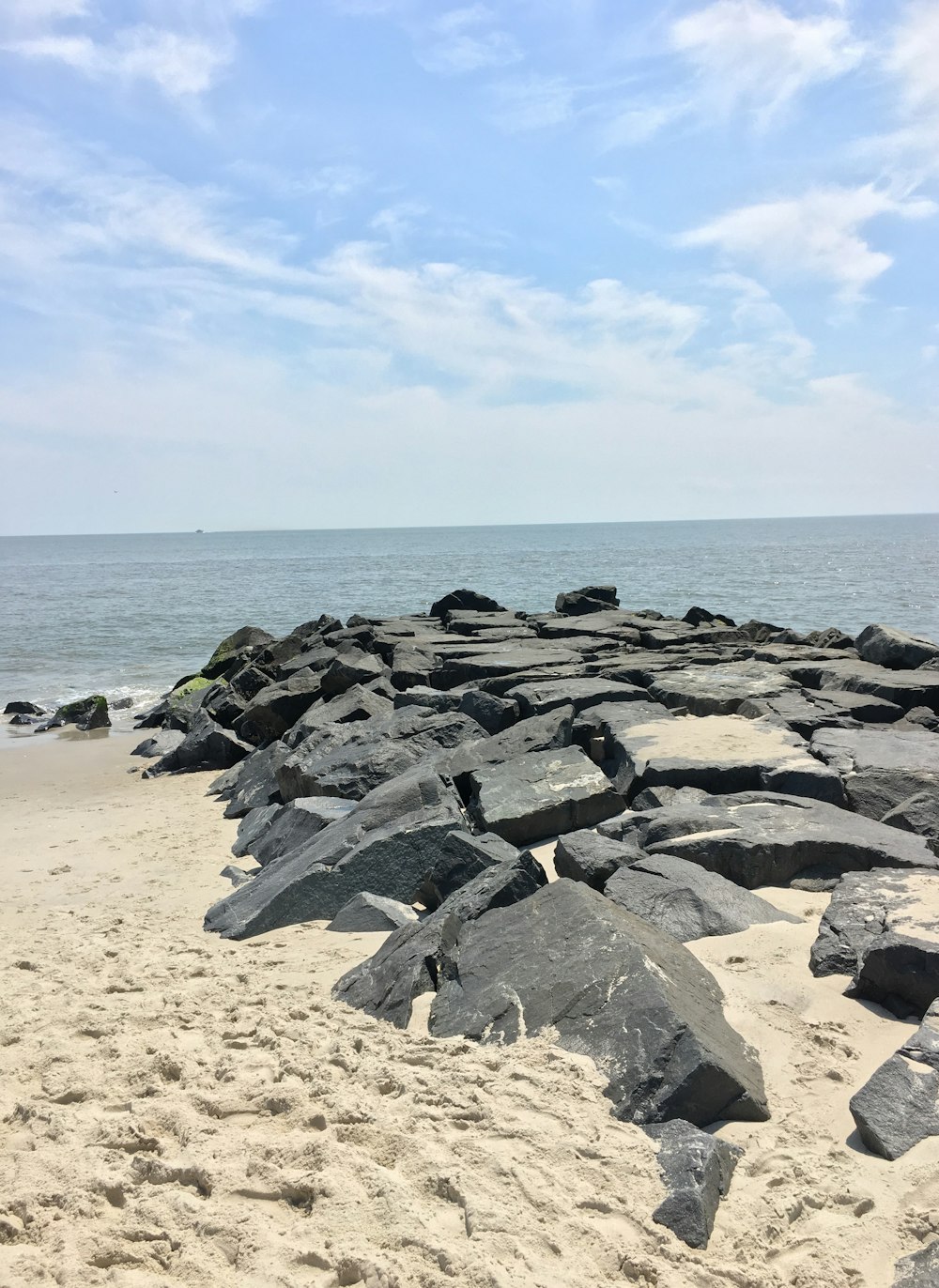 roches grises sur la plage pendant la journée