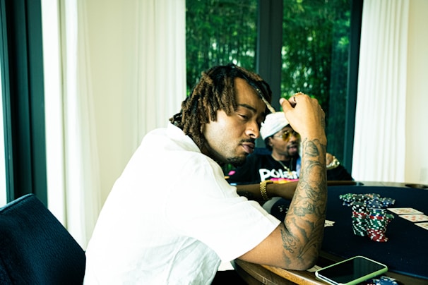 A dynamic poker table view with players engaged in anajp606 online poker game.