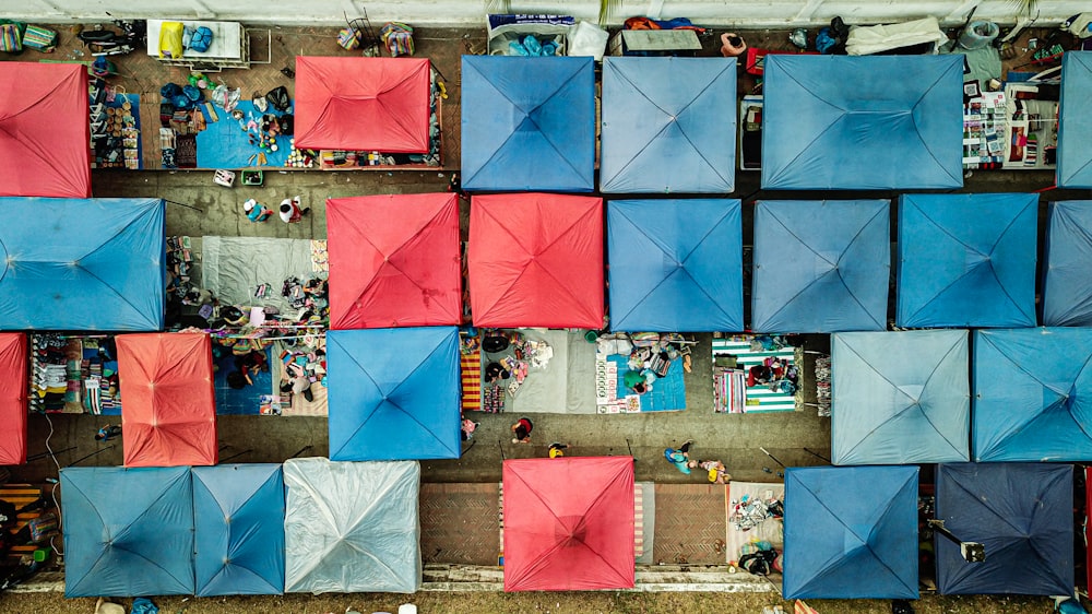 parapluie bleu, rouge et blanc