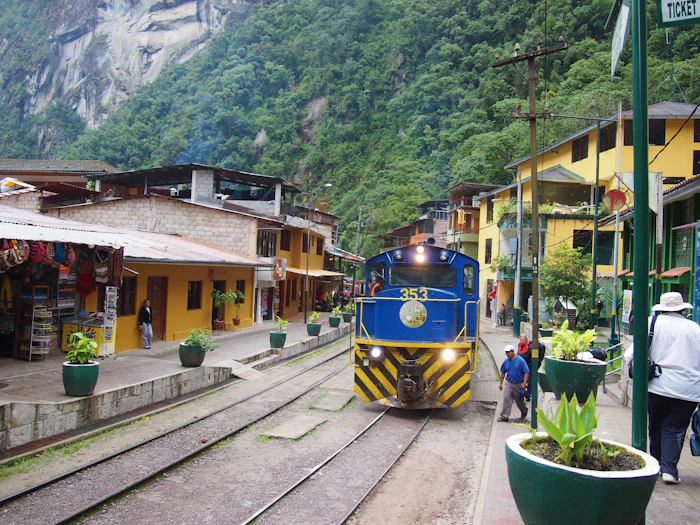 Tren amarillo entre las casas de Aguas Calientes