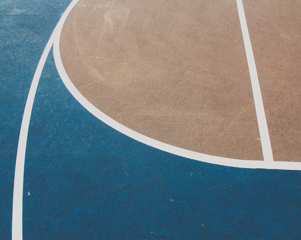 quadra de basquete azul e branca