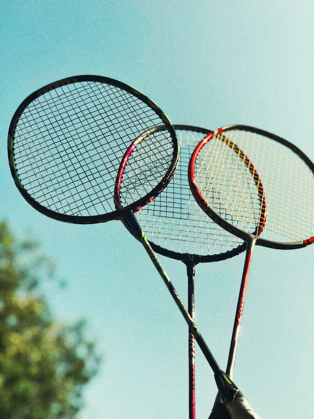 raquette de tennis rouge et blanche