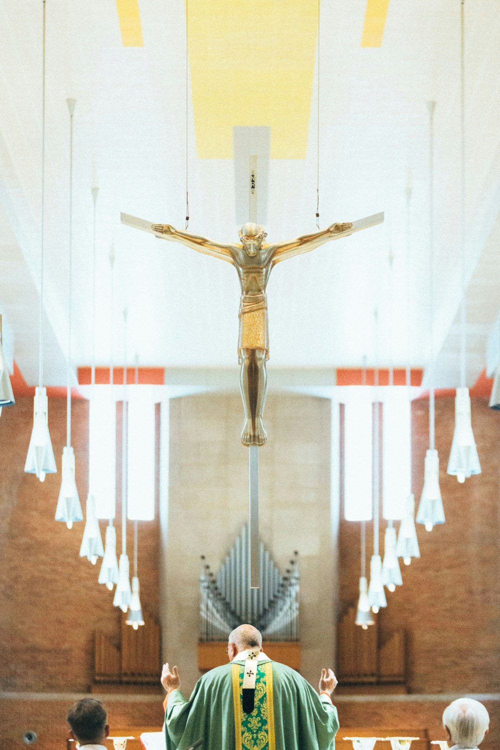 Crucifix en bois marron sur mur blanc
