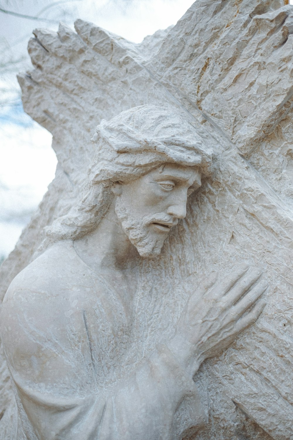 statue en béton blanc pendant la journée