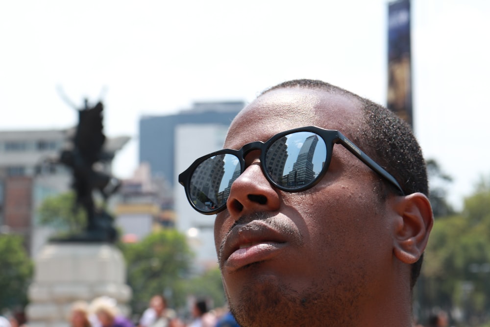 Foto de hombre con gafas de sol negras parado cerca de la gente durante el  día – Imagen gratuita Gris en Unsplash
