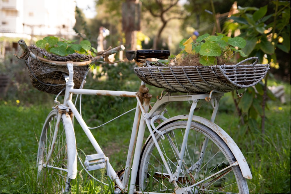 bicicleta branca da cidade no campo verde da grama durante o dia