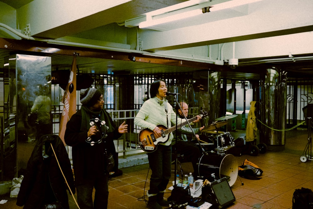 Mann im weißen Hemd spielt Gitarre