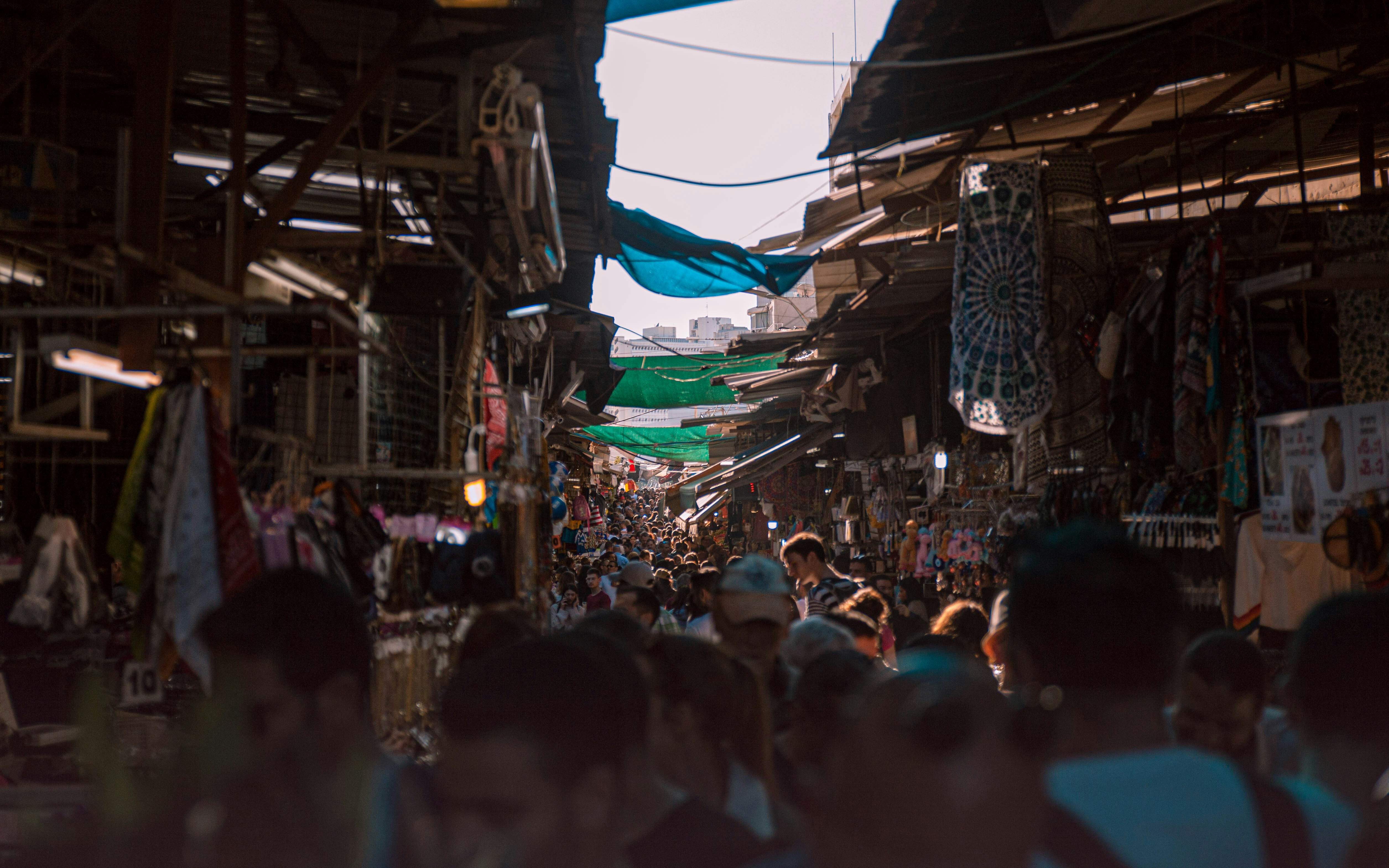 Personas que caminan por la calle durante el día
