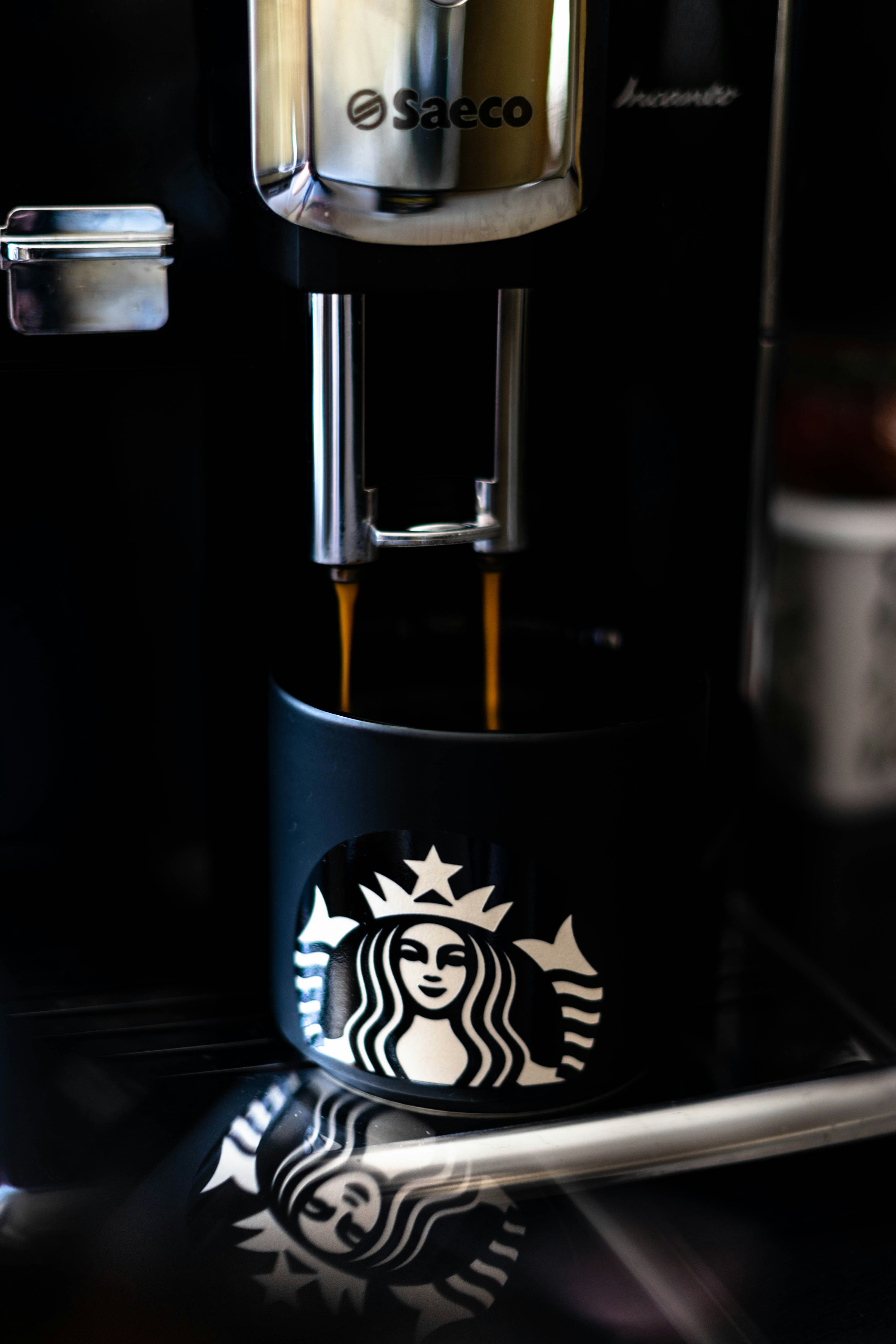 黒と白のセラミックマグカップ