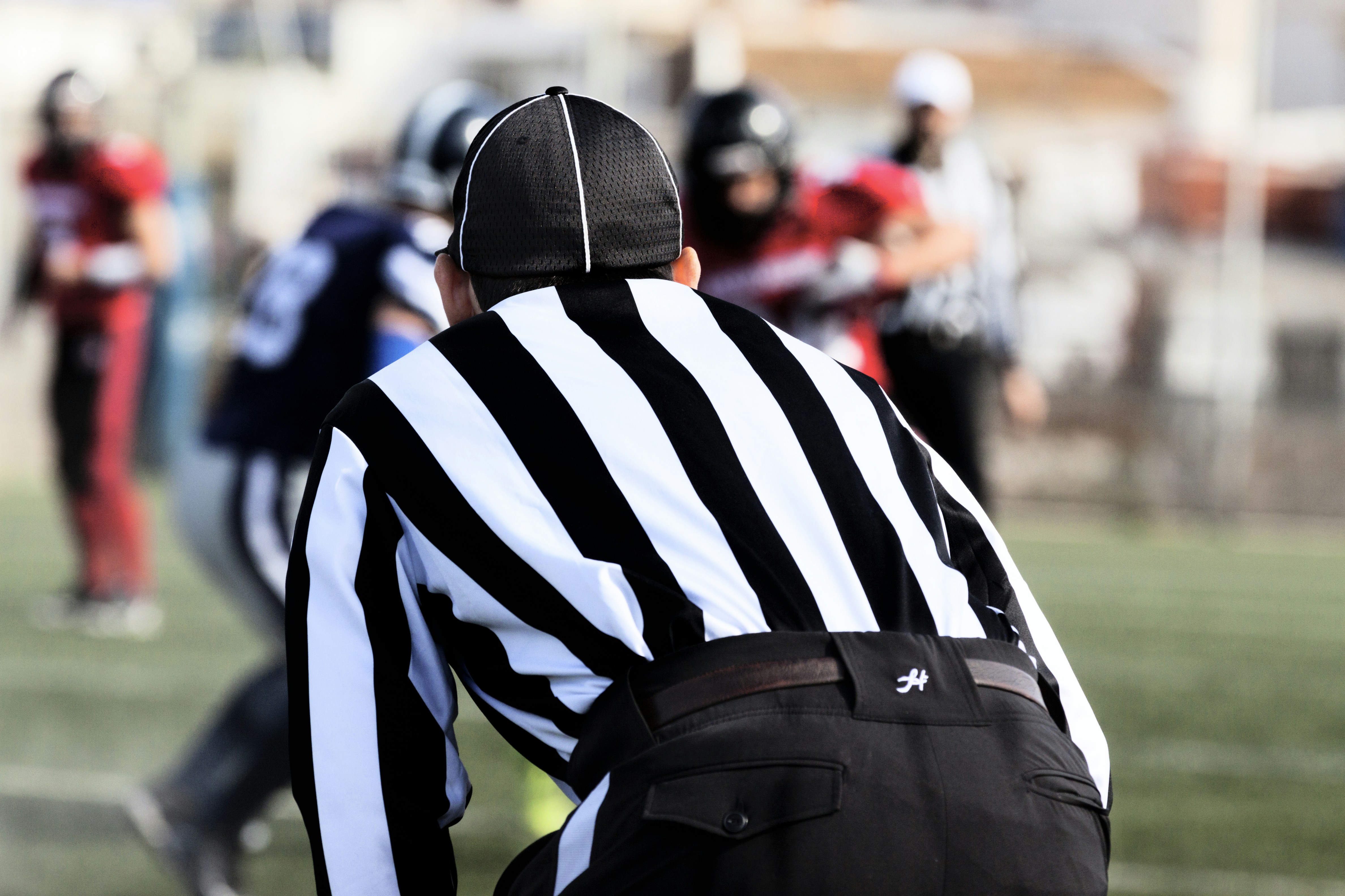 Arbitro de fútbol americano muy atento al juego durante un partido jugado entre el Málaga Corsairs y el Almería Barbarians.