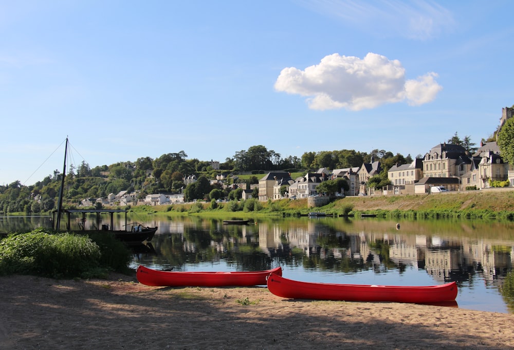 Bateau rouge sur la rivière près des arbres verts pendant la journée