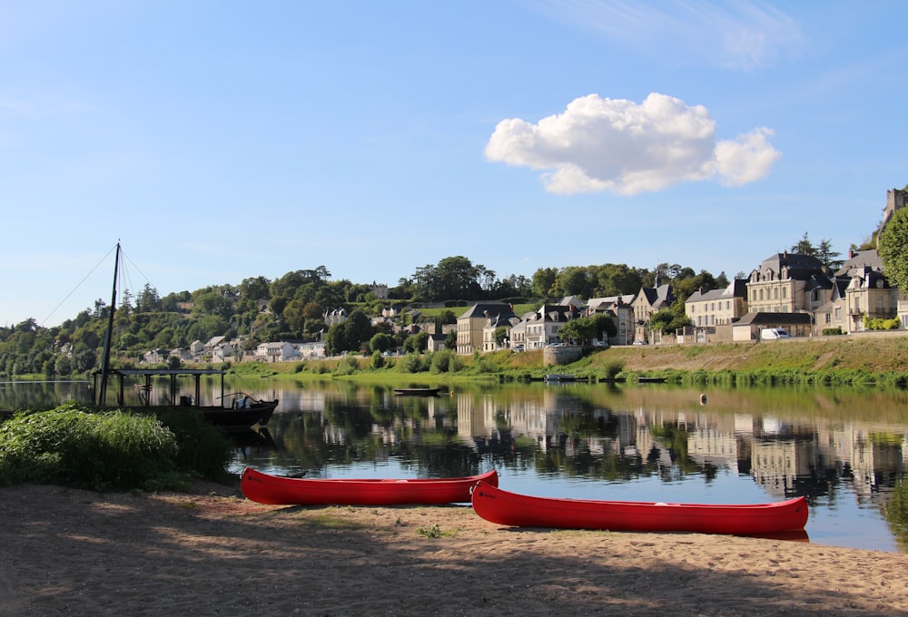 Rotes Boot auf dem Fluss in der Nähe von grünen Bäumen während des Tages