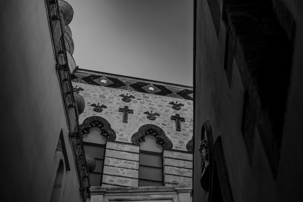 Foto en escala de grises de un edificio de hormigón