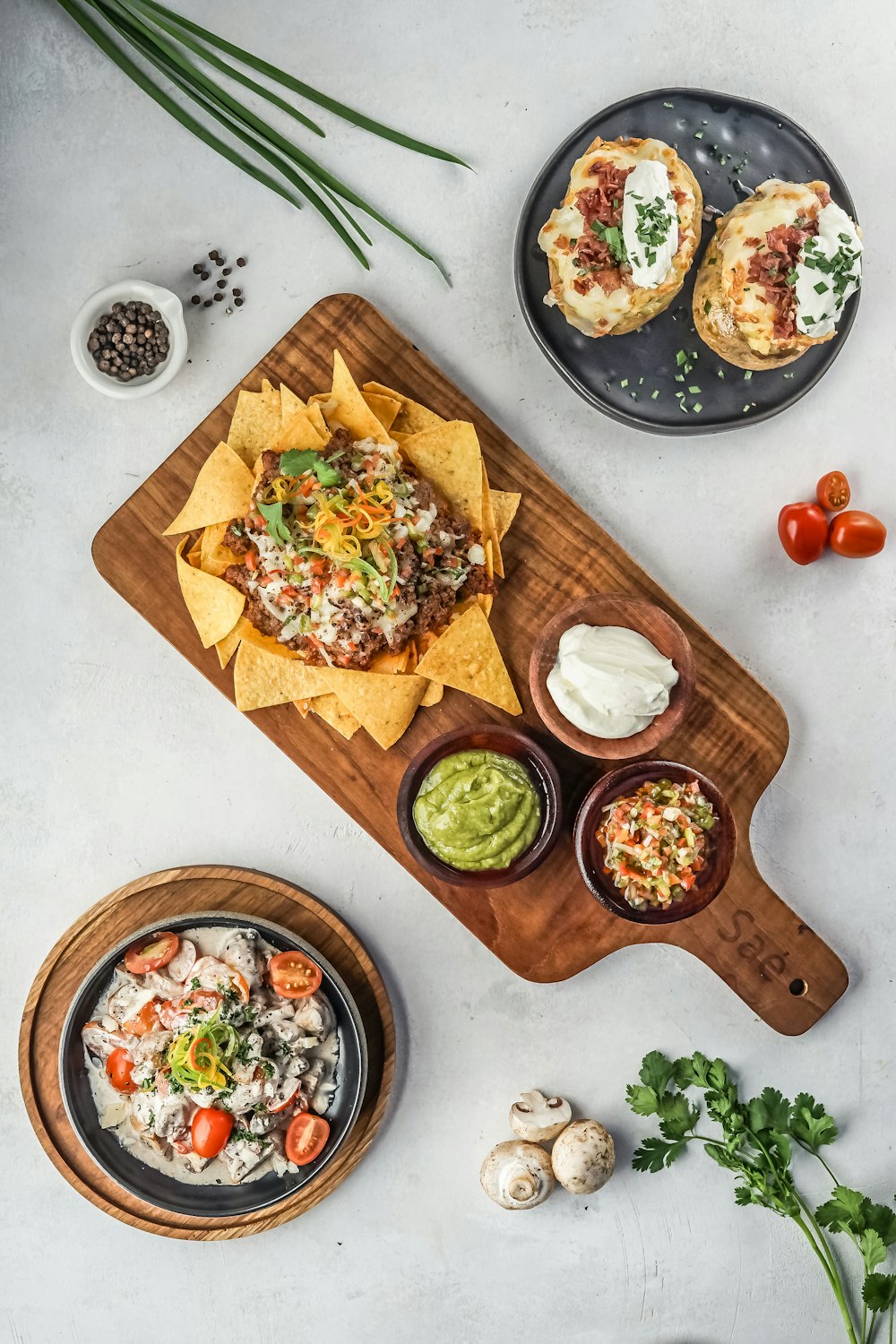 Tabla de cortar de madera marrón con ensalada de verduras