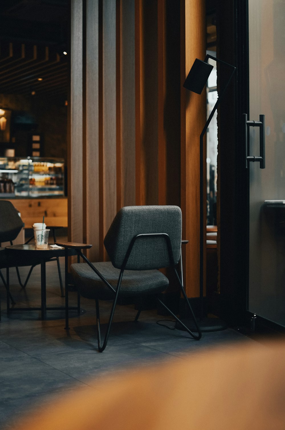 chaise noire et grise à côté d’une table en bois marron