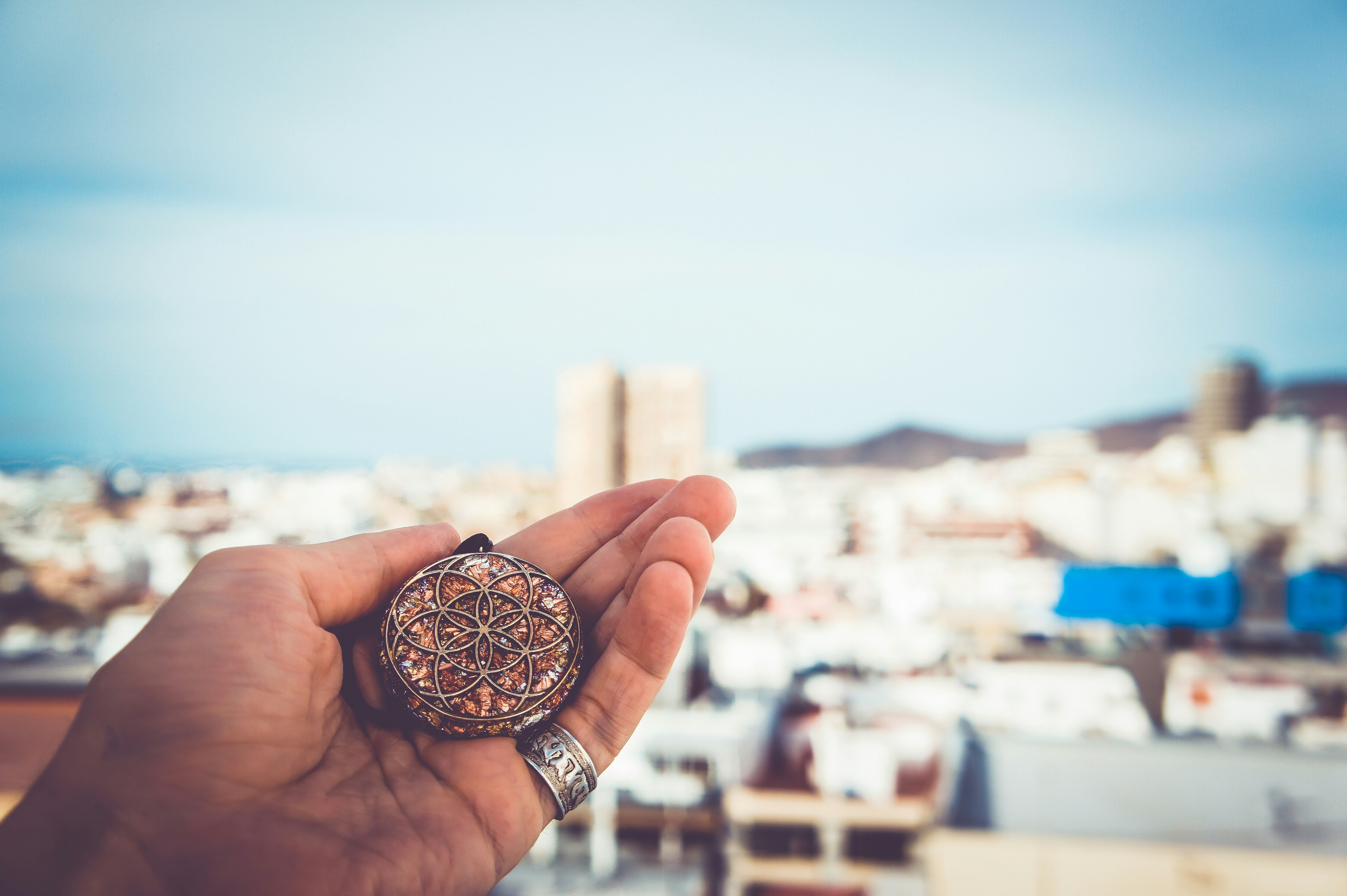 Persona cubana sosteniendo una brújula, simbolizando el liderazgo personal al emigrar.