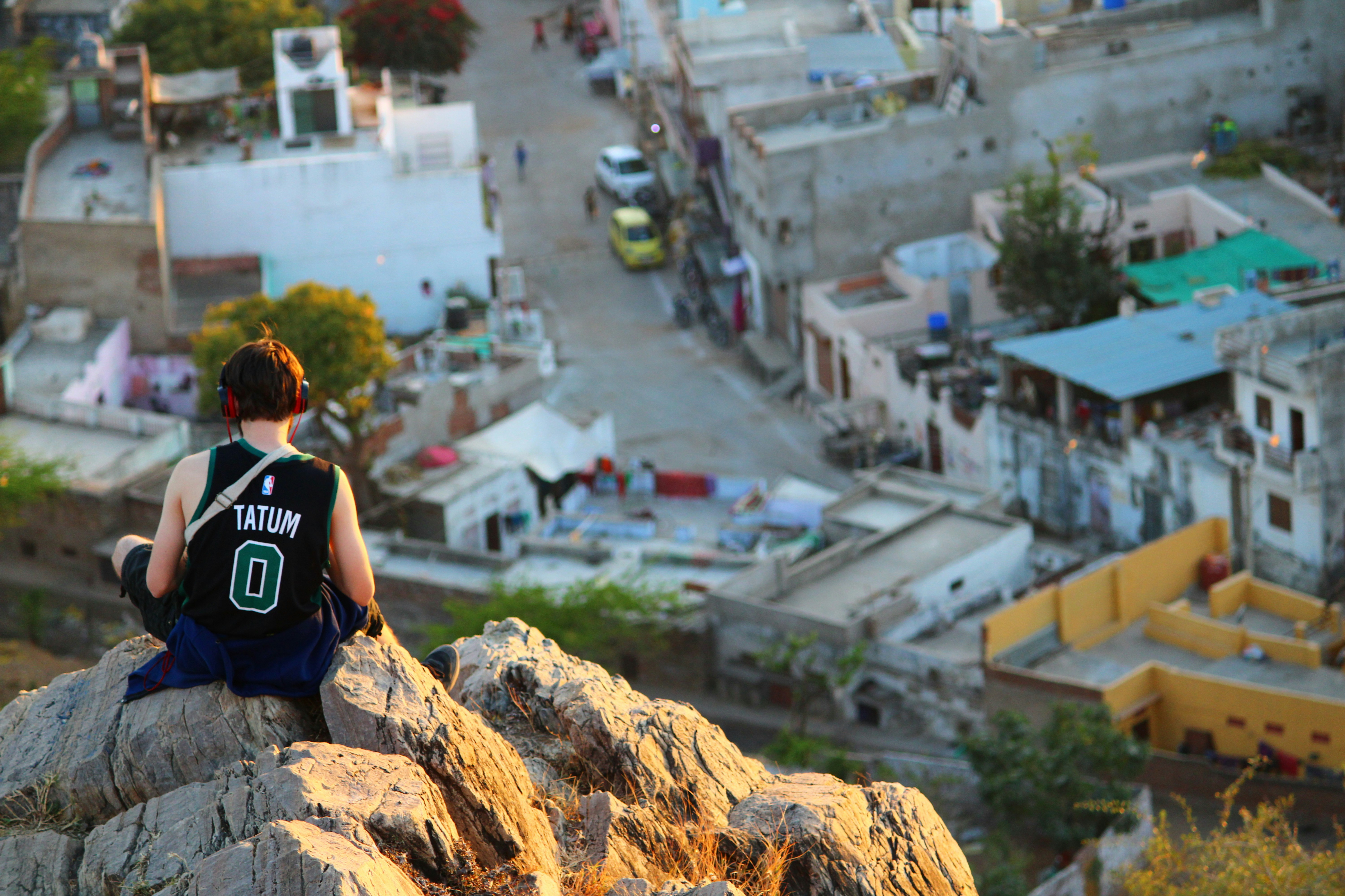 रिंकी भुइयां सरमा एक कॉर्पोरेट इवेंट में भाषण देते हुए, आत्मविश्वास से भरी मुद्रा में।