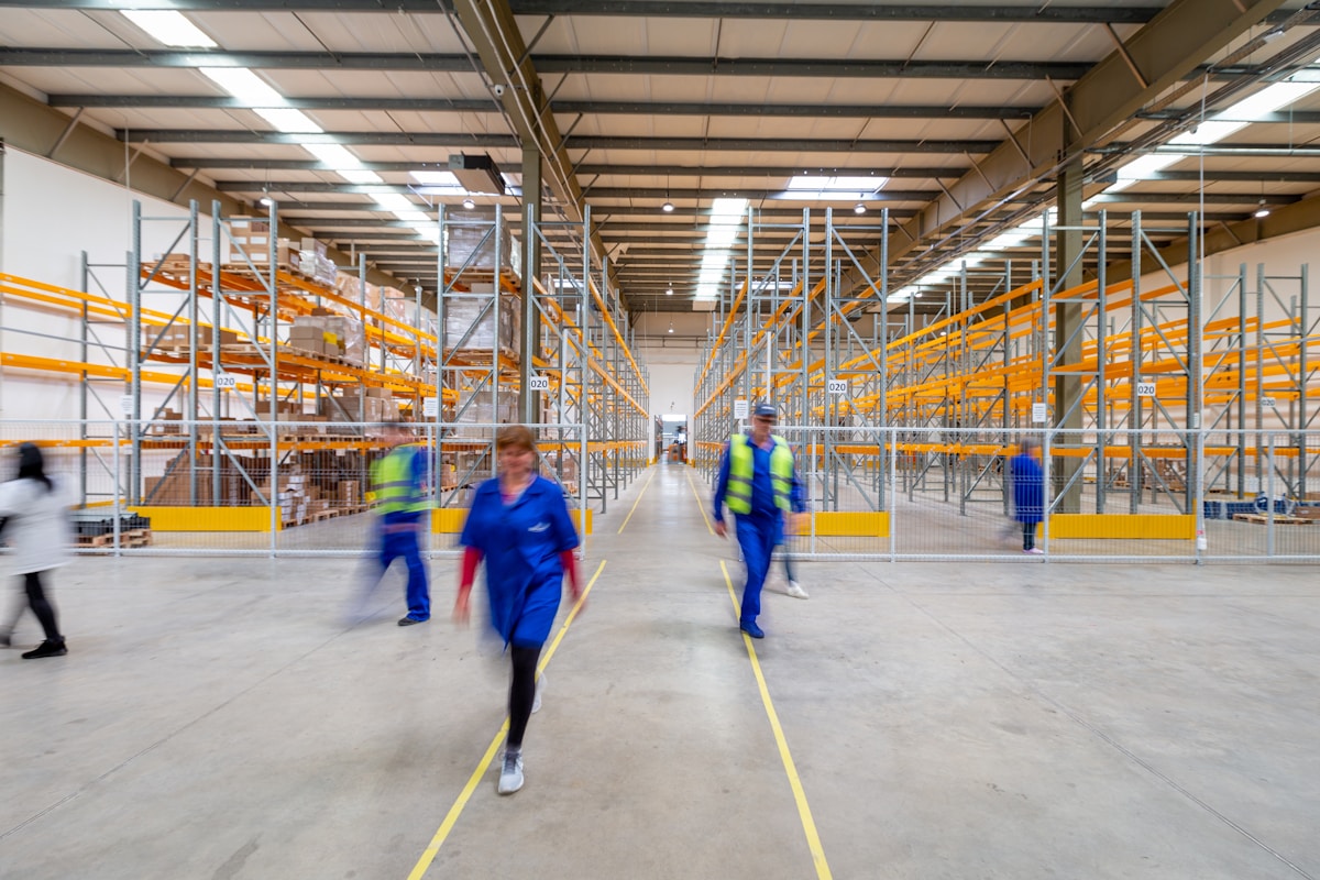 Pick face of a gravity flow racking system