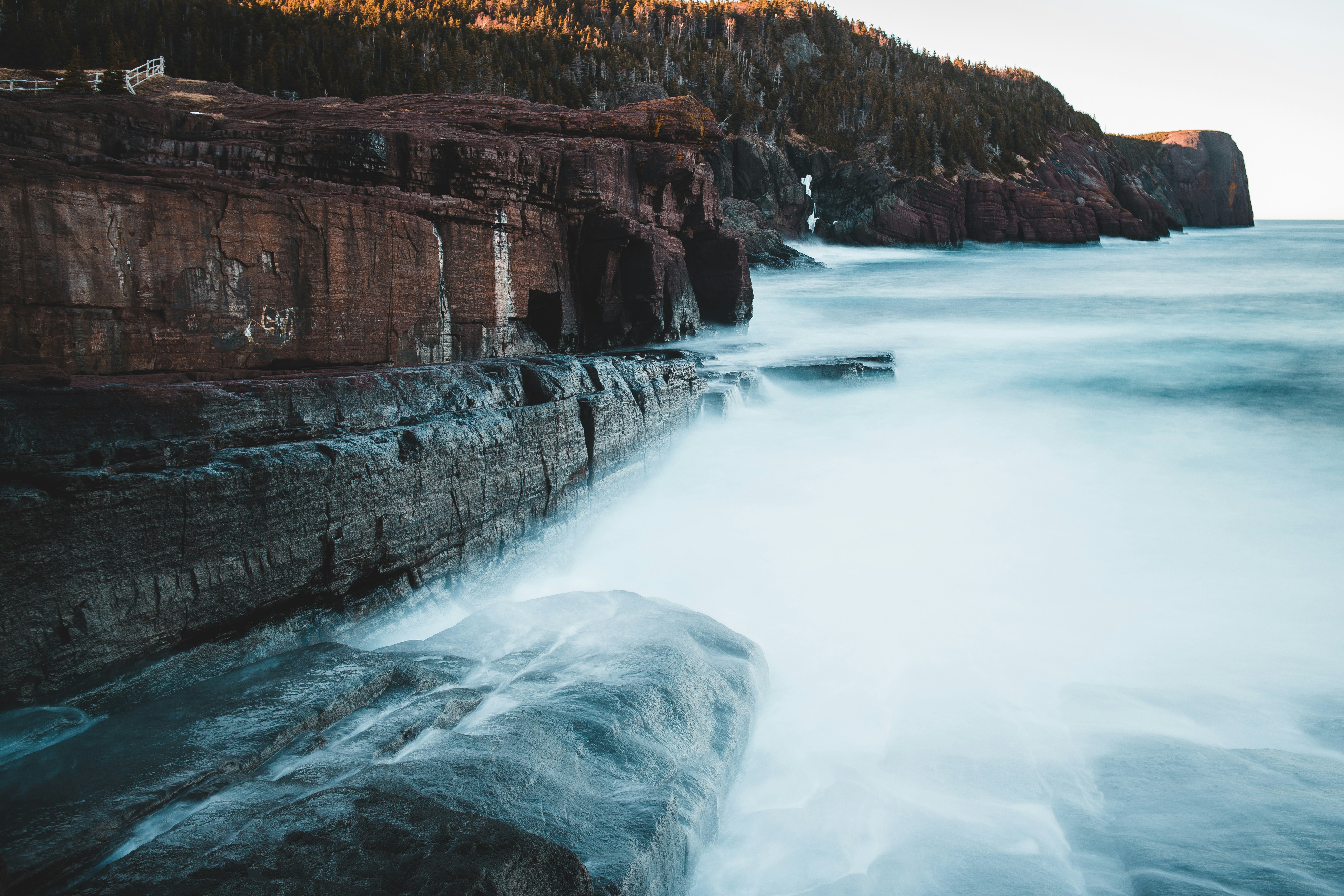 Montaña rocosa marrón con cascadas foto – Imagen de Mar gratuita en ...