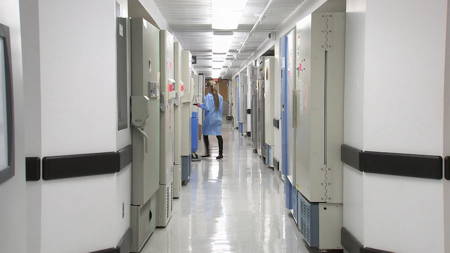 Pasillo de un centro hospitalario con personal asistencial al fondo