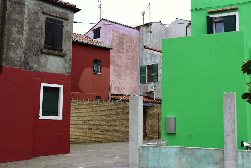 녹색과 갈색 콘크리트 건물