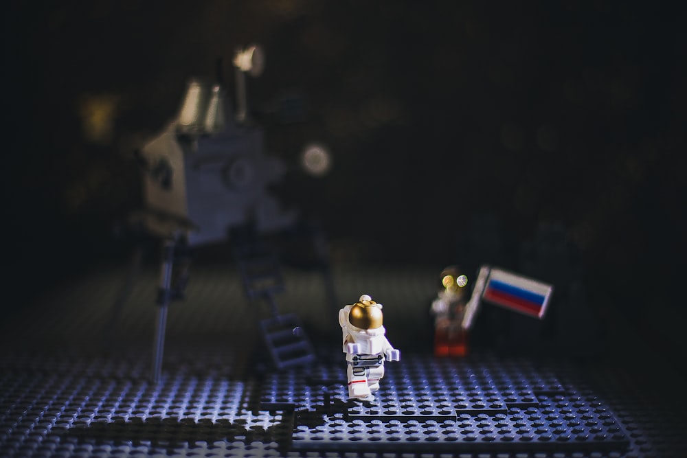 Foto de lego minifig sobre tela a cuadros en blanco y negro – Imagen  gratuita Moscú en Unsplash