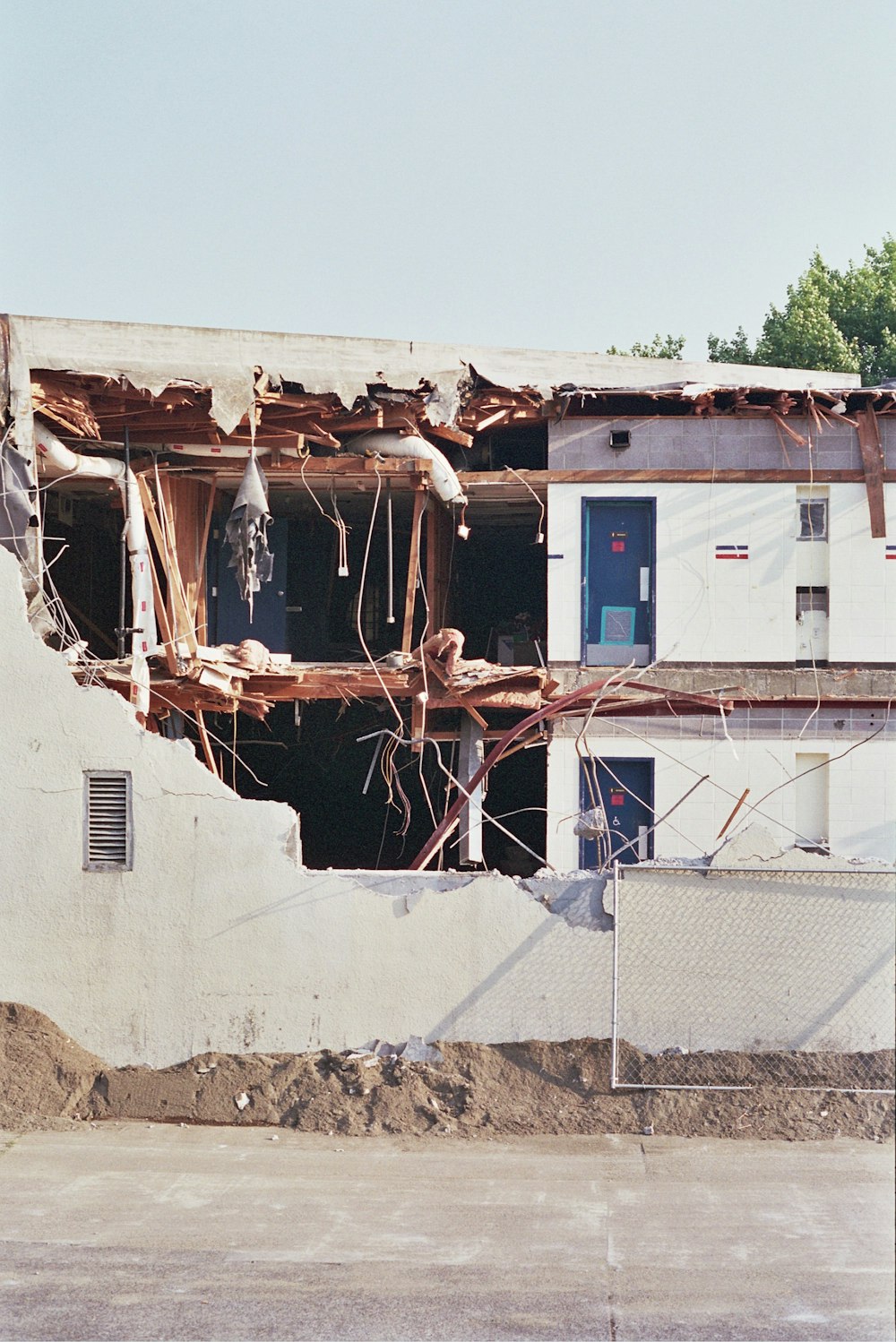 Casa in cemento bianco con porta in legno marrone