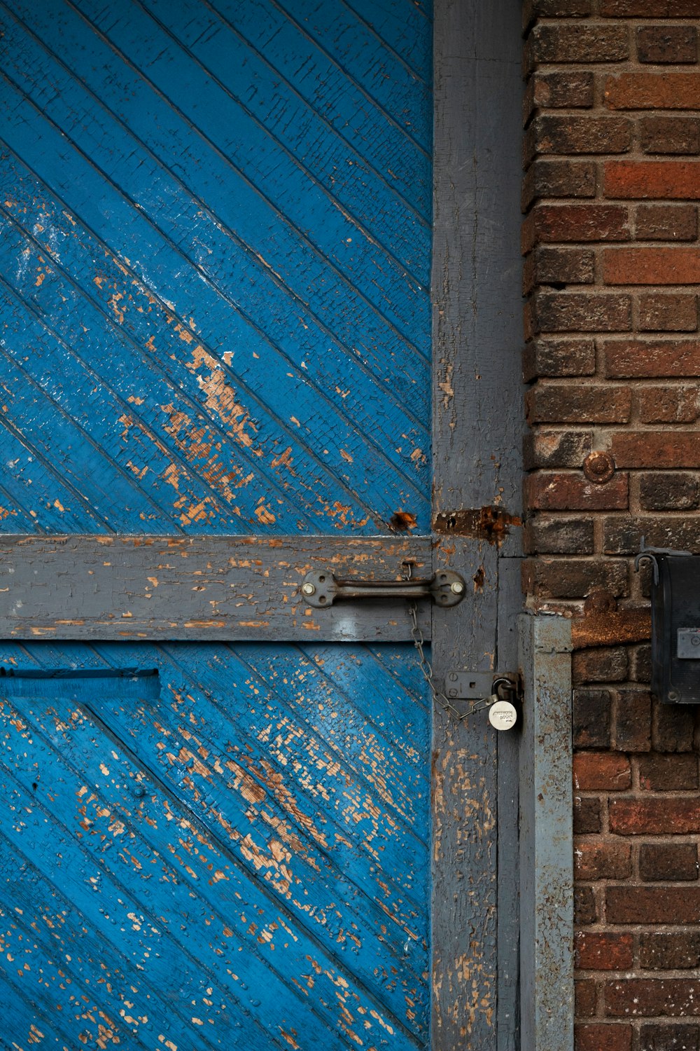 Puerta de madera azul con palanca de puerta de acero negro