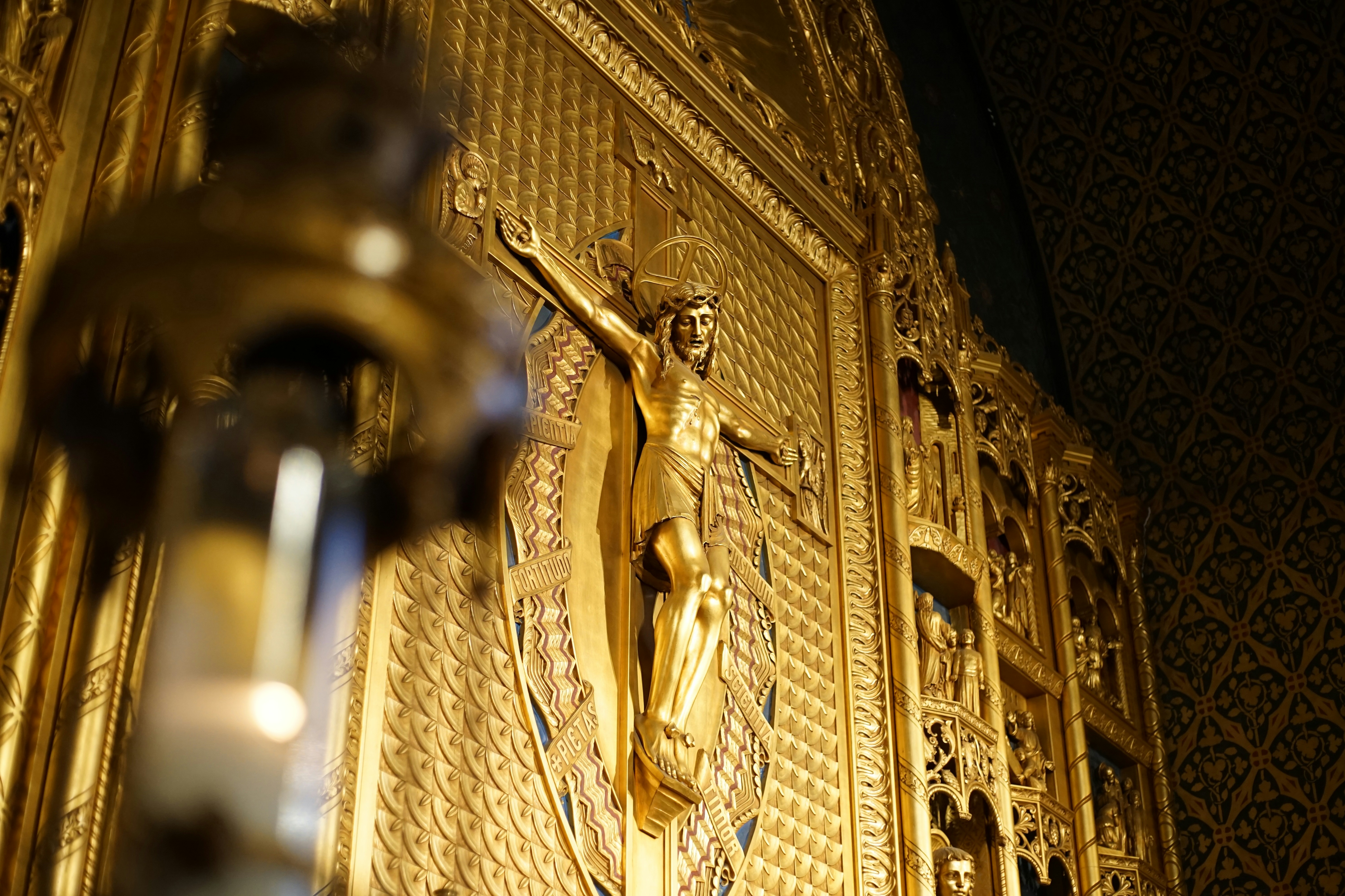 Estatua de ángel de oro en una habitación